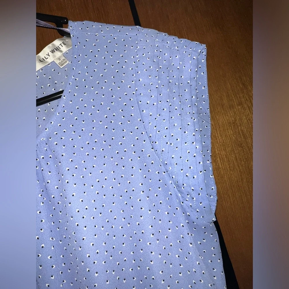 4/$10 Bundle Sale: EUC Blue Sleeveless Blouse - Picture 3 of 6
